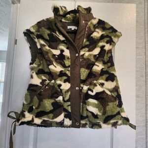 Blakeley Designs Camouflage Fkeece Vest Size S/M BNWOT